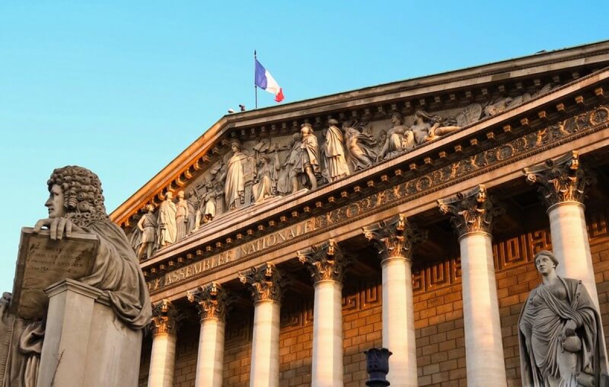 Loi Pinel 2024 — La façade extérieure de l’Assemblée Nationale