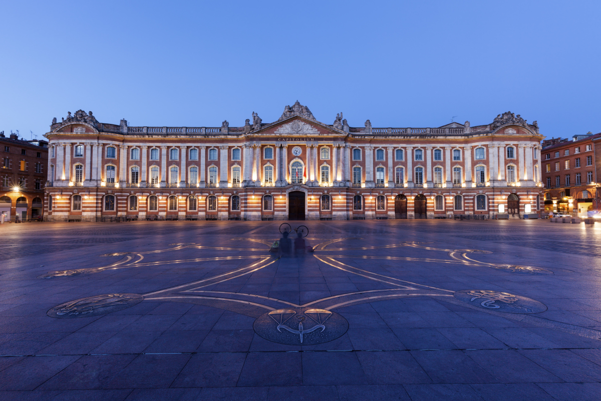 La place du Capitole en soirée à Toulouse