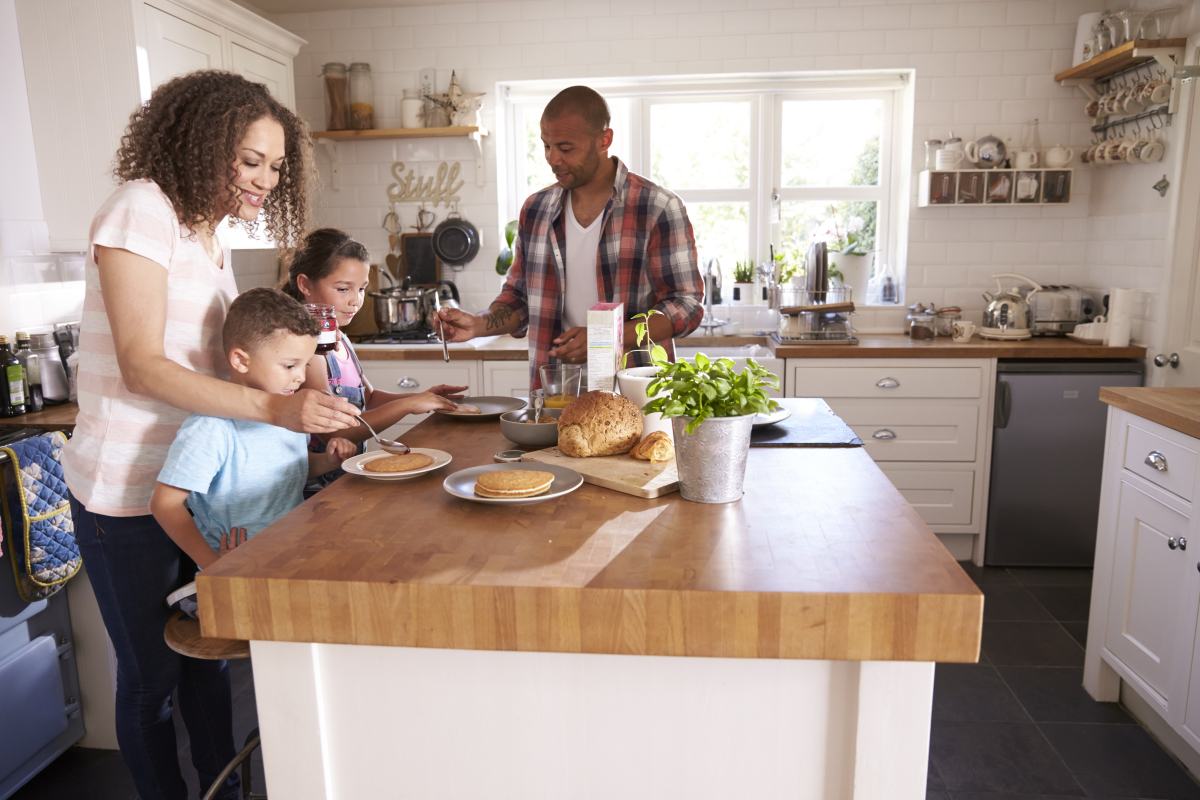 Une famille dans sa cuisine prenant le petit déjeuner