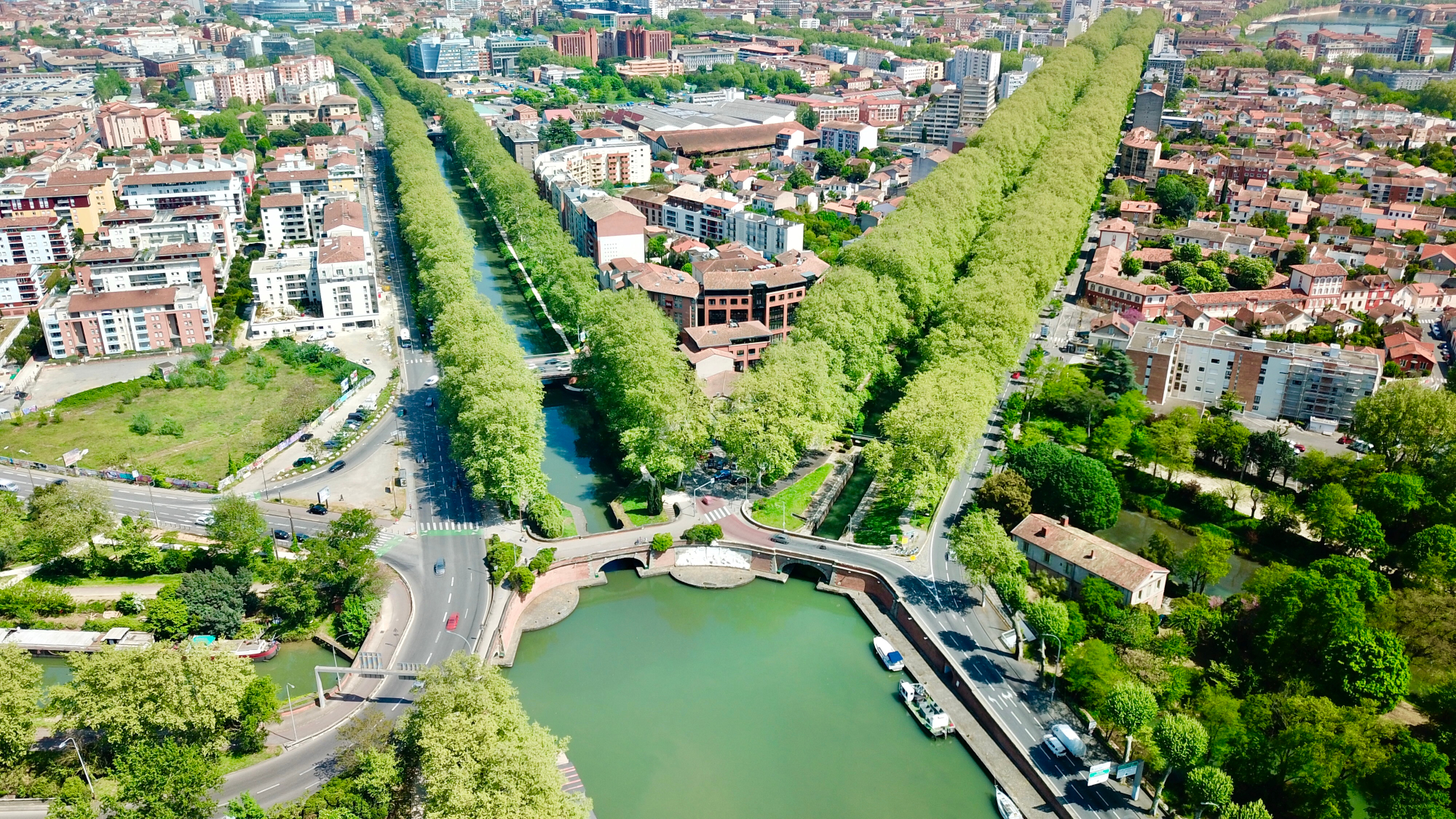 Le canal du Midi, les deux ponts et le port du Luxembourg à Toulouse