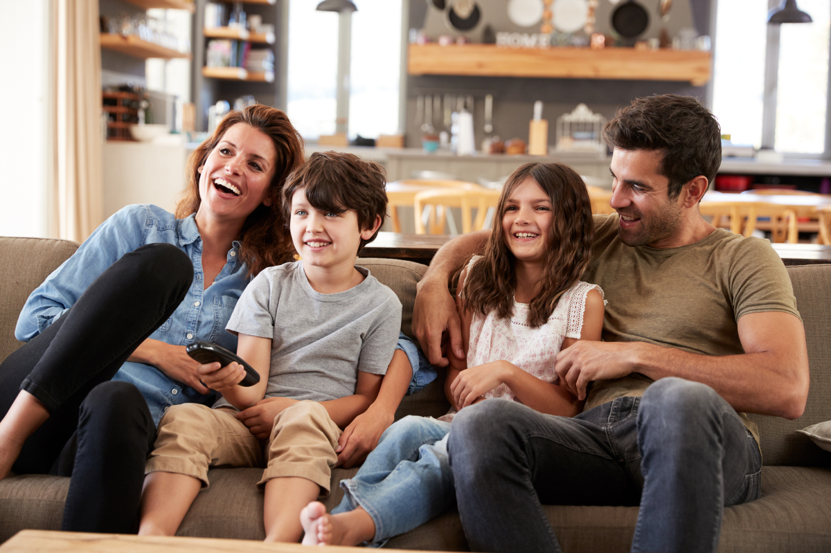 Gestion locative Toulouse – Une famille regardant la télévision