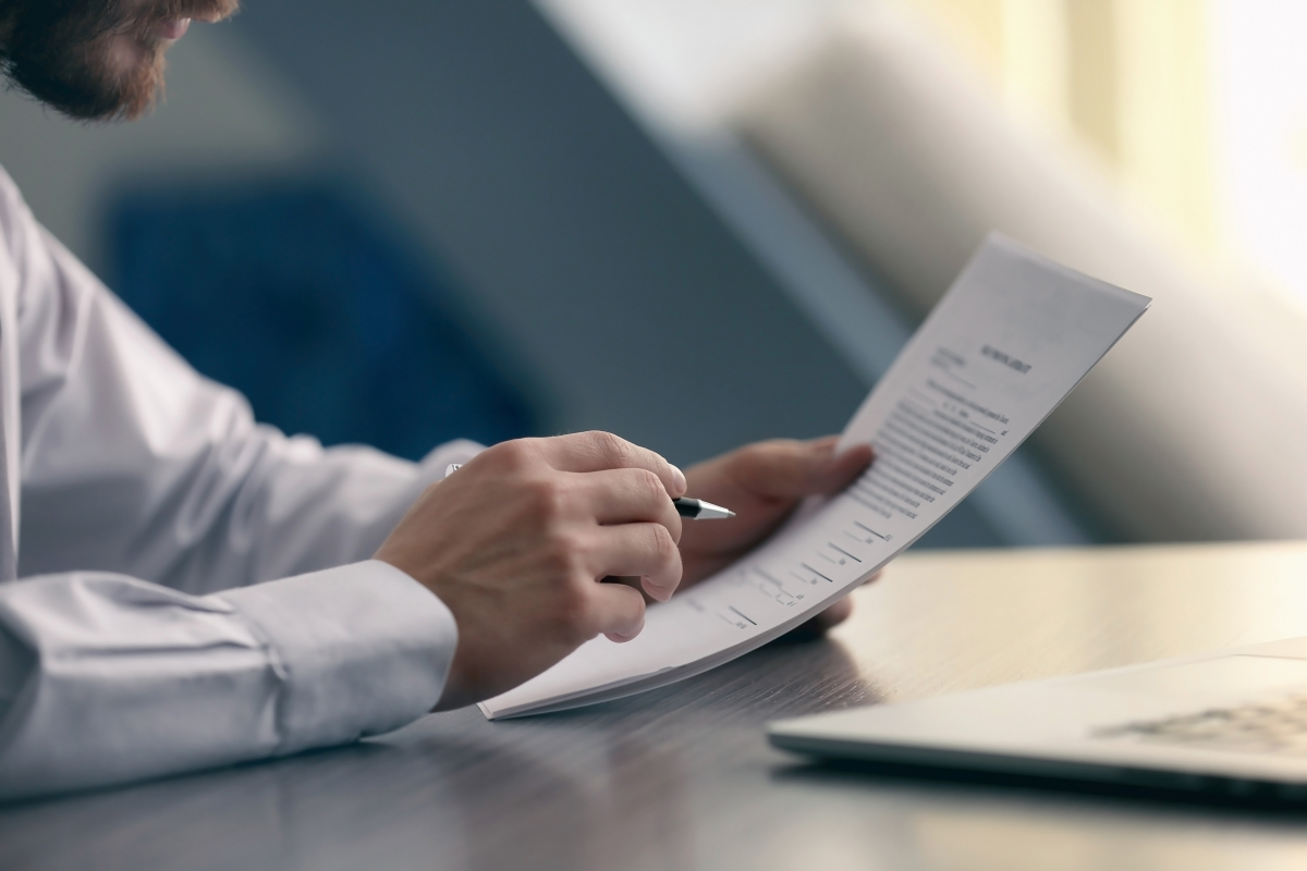 Garantie Loyers Impayés – un homme passe un contrat en revue avant de le signer