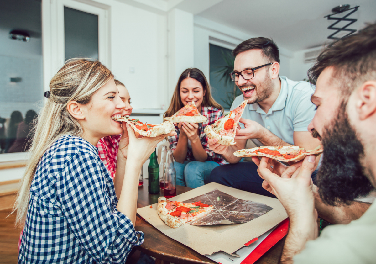 Loi Pinel Colocation – Des colocataires partageant une pizza