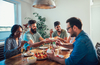 Louer en colocation – Un groupe de colocataires en train de partager un repas dans la convivialité