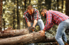 Immobilier durable – Des bûcherons en train de couper un tronc d’arbre