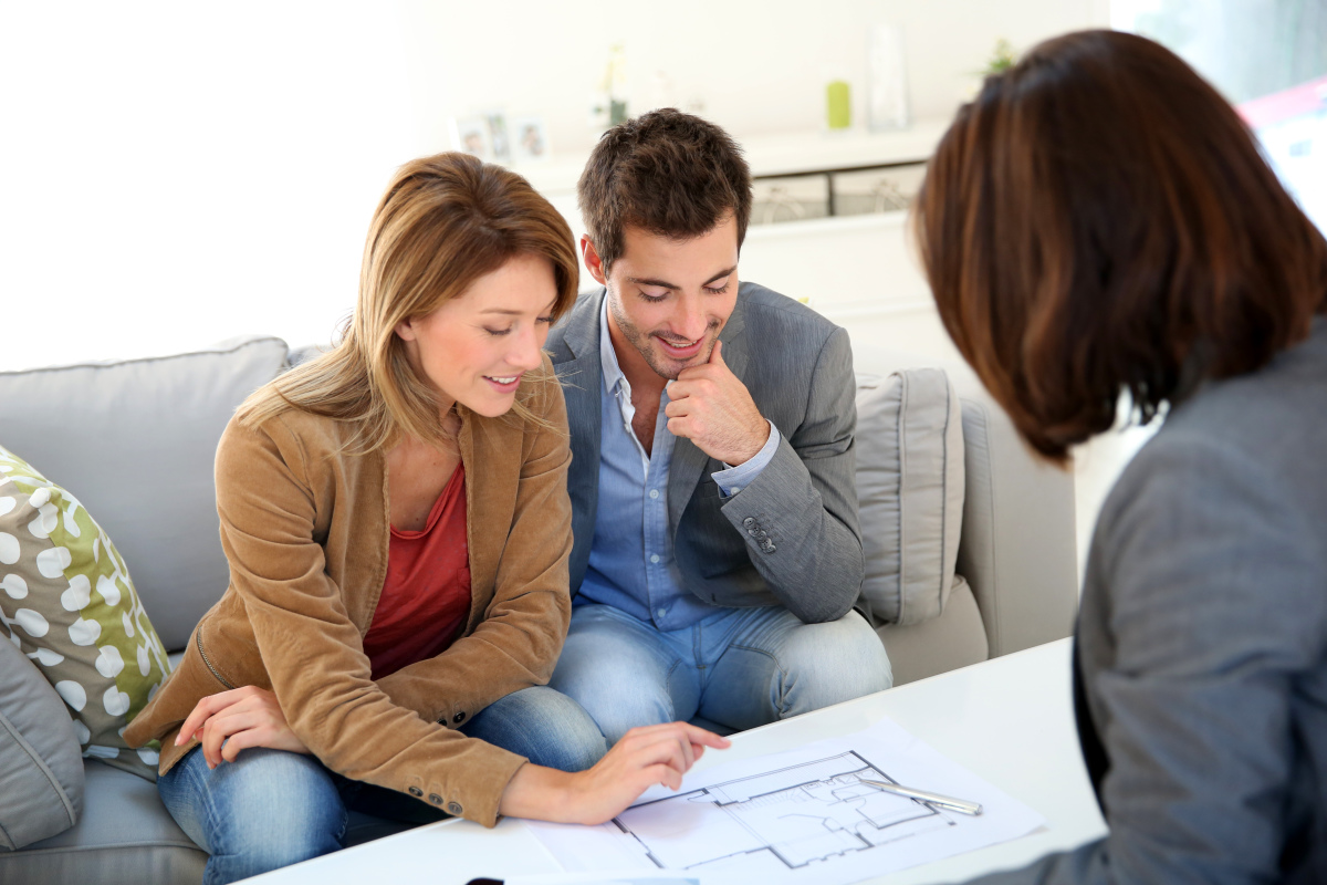  Maison neuve à Toulouse – Couple qui consulte les plans de sa maison neuve