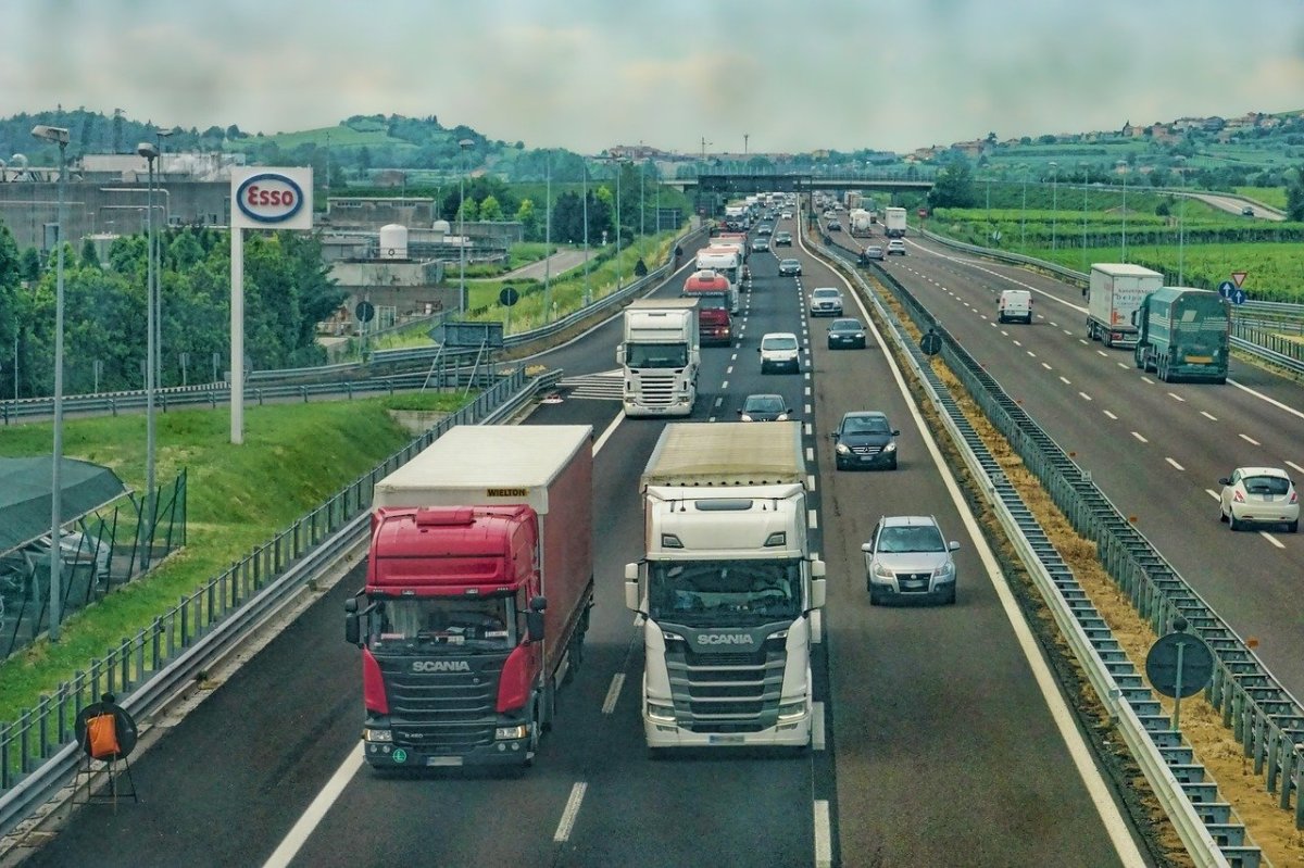 LGV Bordeaux-Toulouse  –  camions poids-lourds sur l'autoroute