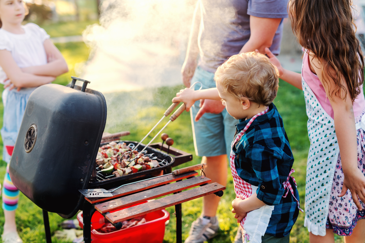 où vivre autour de Toulouse en famille  - famille avec enfants à un barbecue