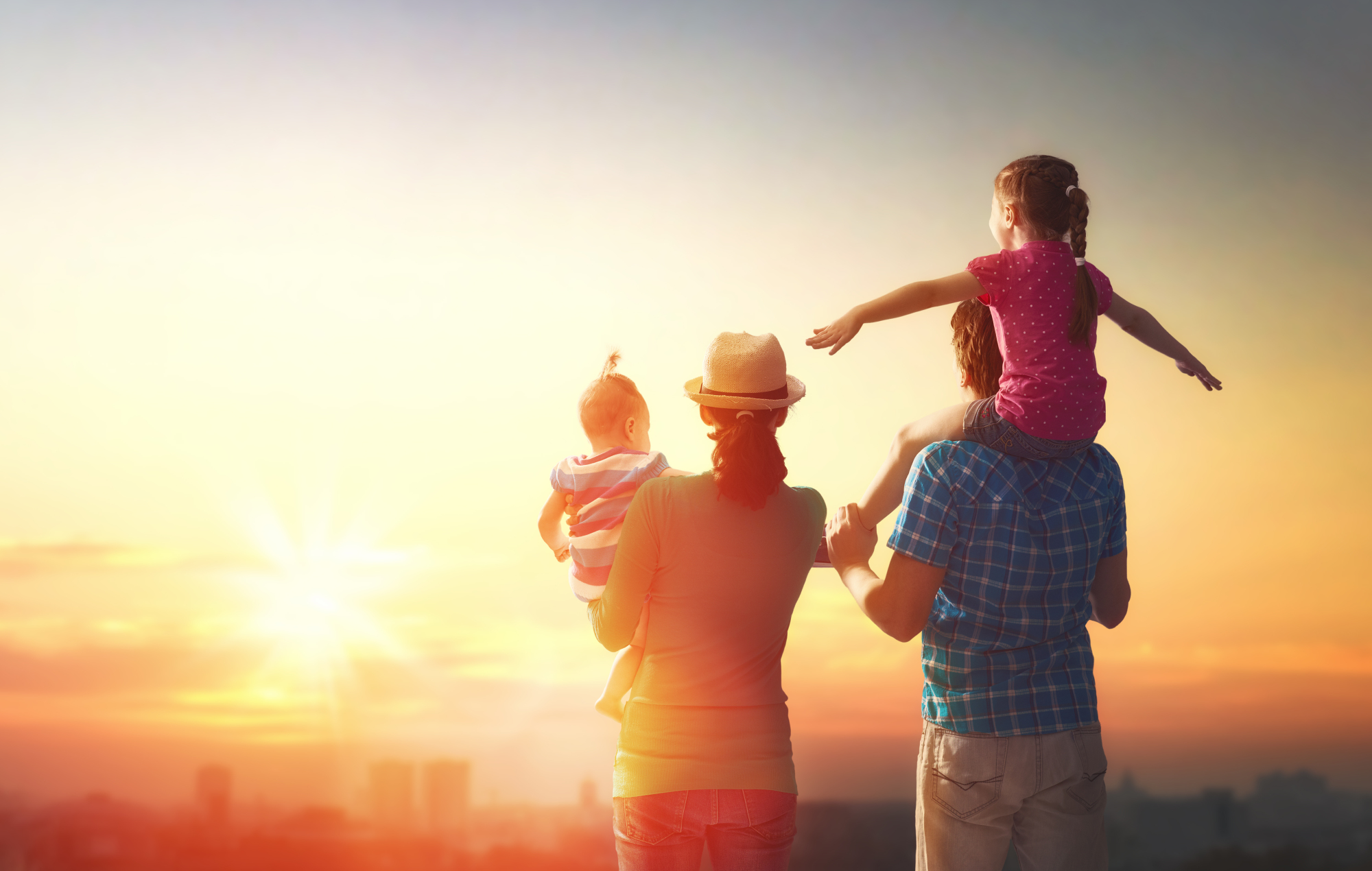 famille qui regarde un coucher de soleil