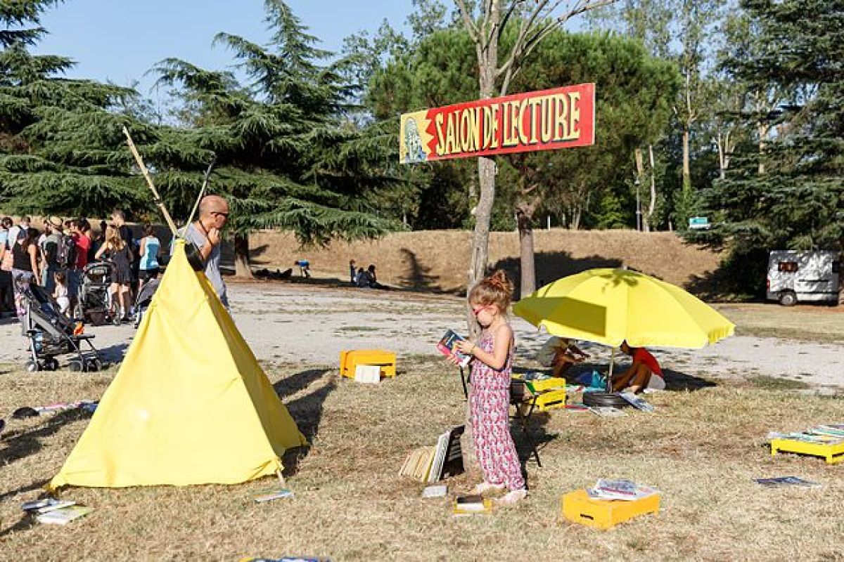 ou vivre autour de Toulouse en famille - une petite fille au salon de lecture du Festival de Ramonville