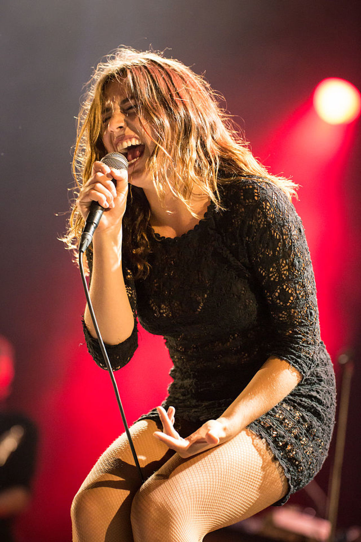 où vivre autour de Toulouse en famille  - la chanteuse Izia en concert au Week-end des Curiosités à Ramonville