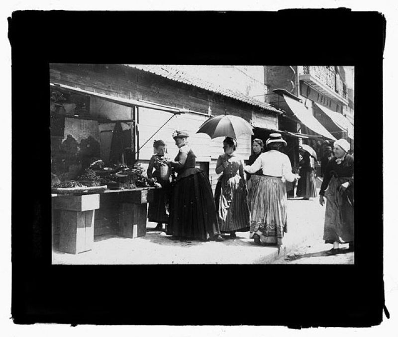Rue de Metz Toulouse – une marchande de légumes au n° 16 de la place Etienne-Esquirol en 1894.