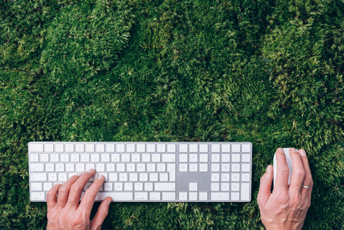 Campus Orange Balma – Clavier sur un bureau engazonné