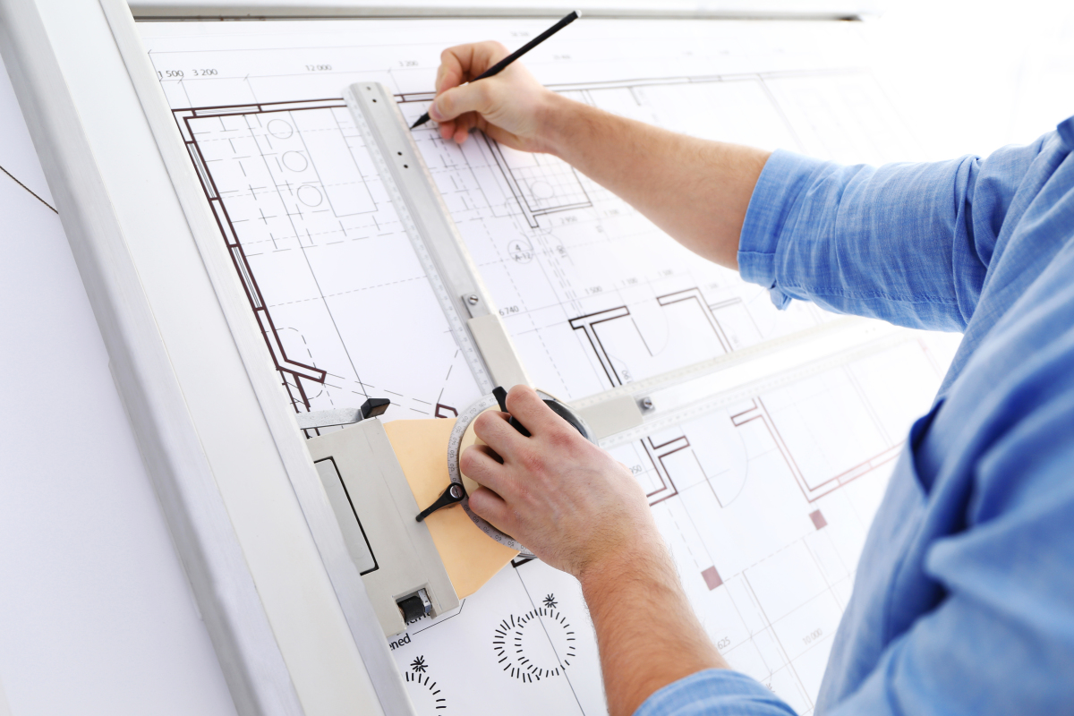 Joan Busquets – Architecte en train de travailler sur des plans