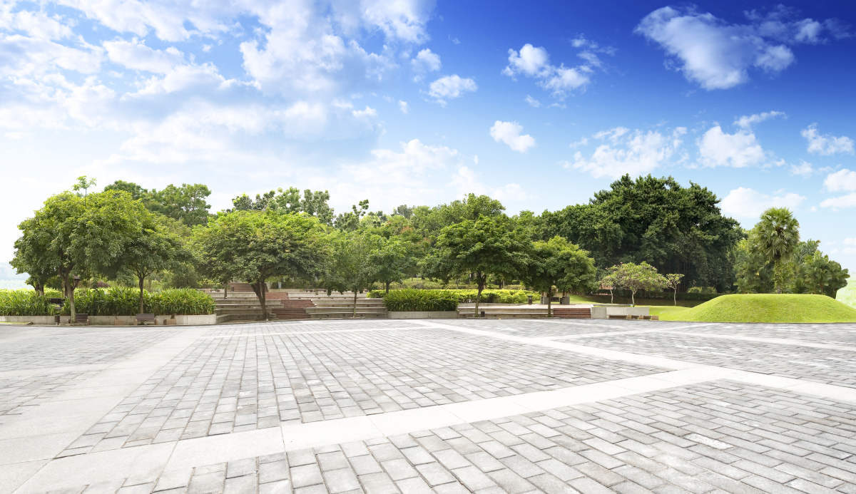 Enova – Rue pavée déserte dans un parc arboré