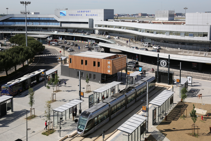 Vue aérienne de l’aéroport de Toulouse Blagnac et du tramway