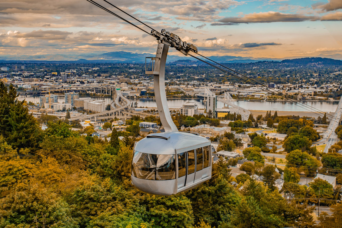 Vue aérienne d’un téléphérique survolant une ville