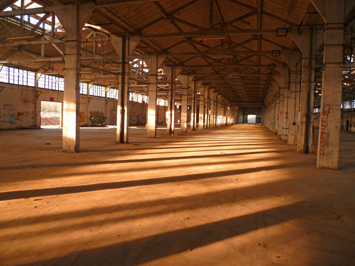 Intérieur des halles de la Cartoucherie