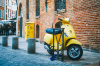 Scooter jaune dans les rues de Toulouse