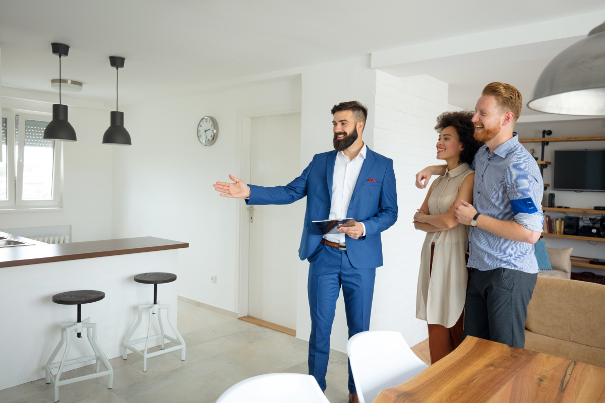 DPE un couple visite un appartement avec un agent immobilier