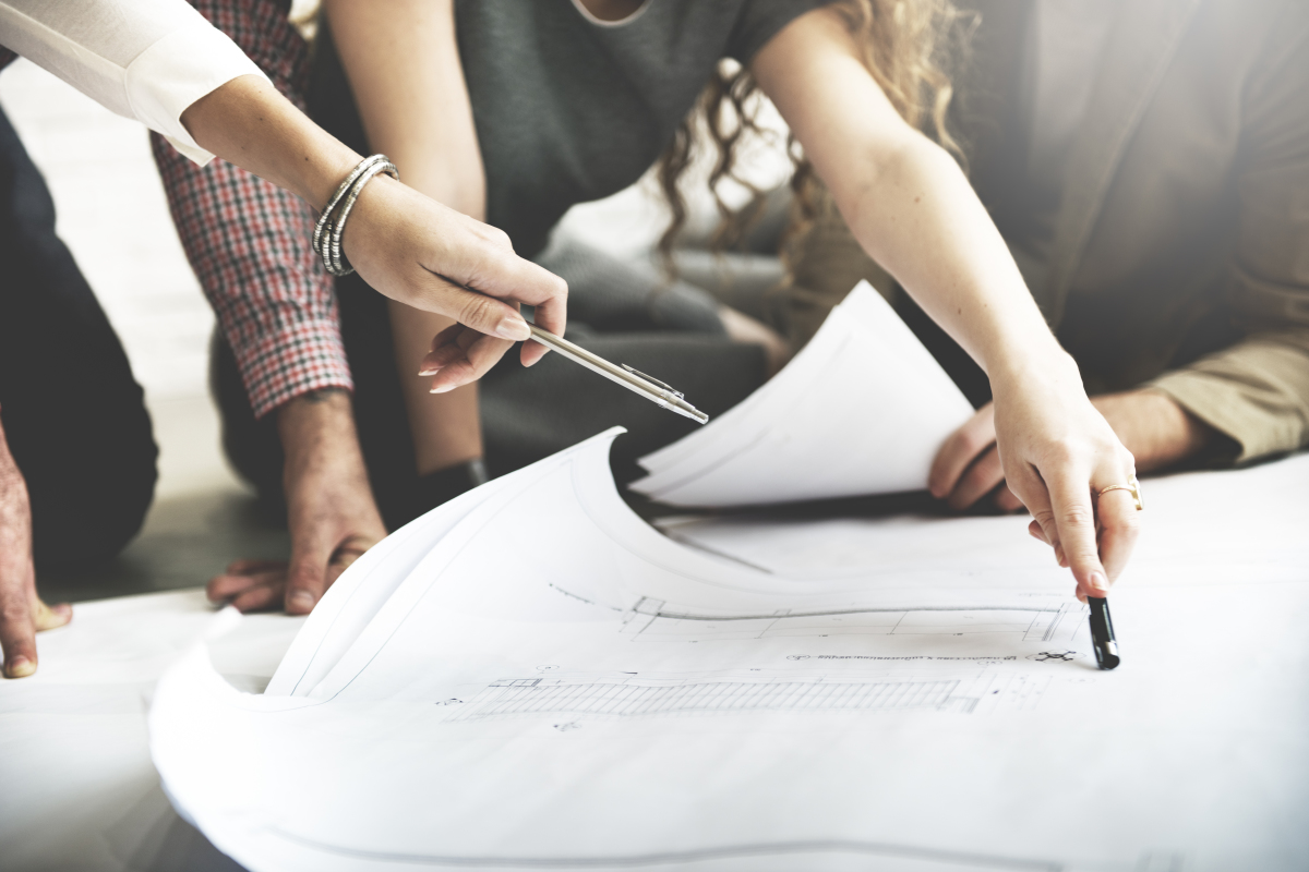 Plusieurs personnes travaillent en collaboration sur un plan