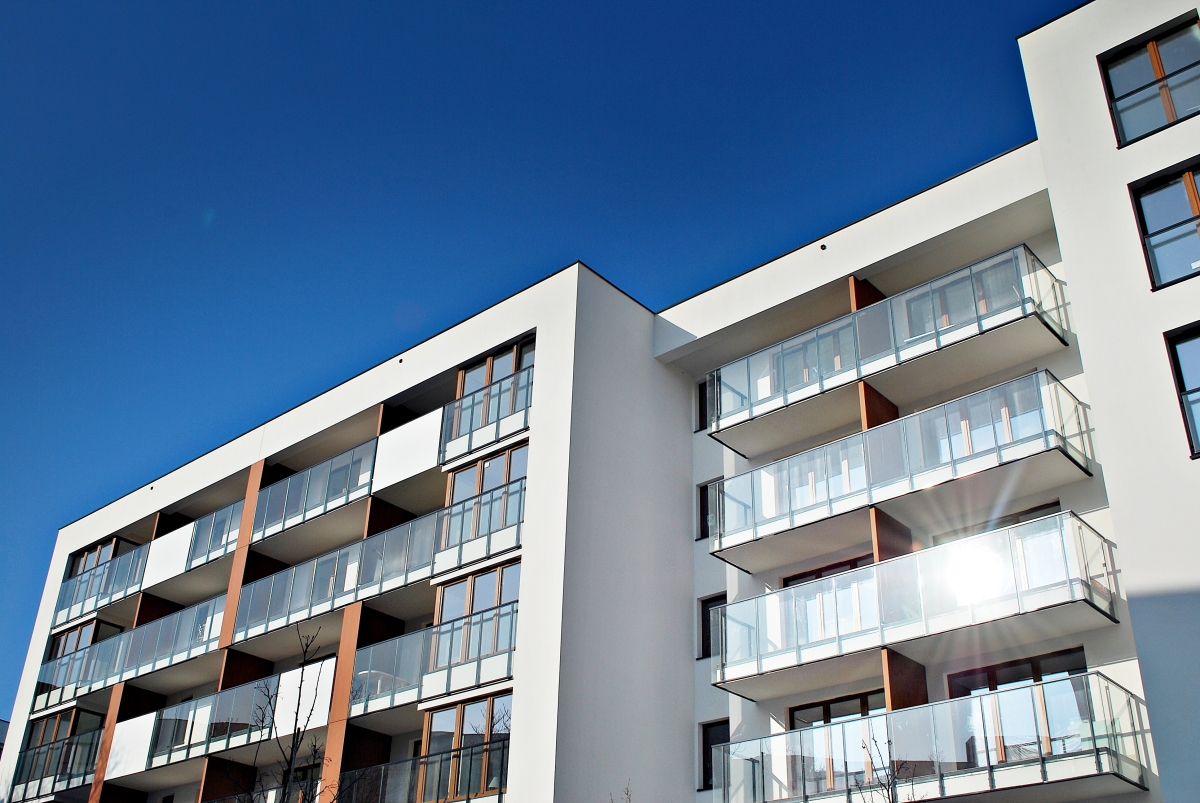 Facades d’un ensemble immobilier neuf avec balcons et reflets du soleil