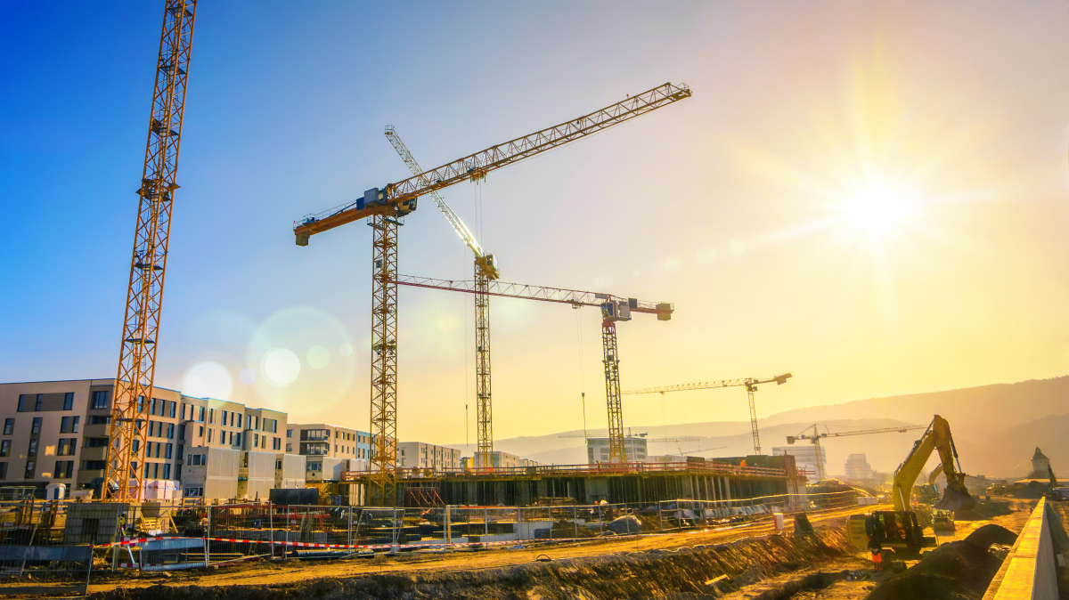 Plusieurs grues sur le chantier d’un ensemble immobilier 