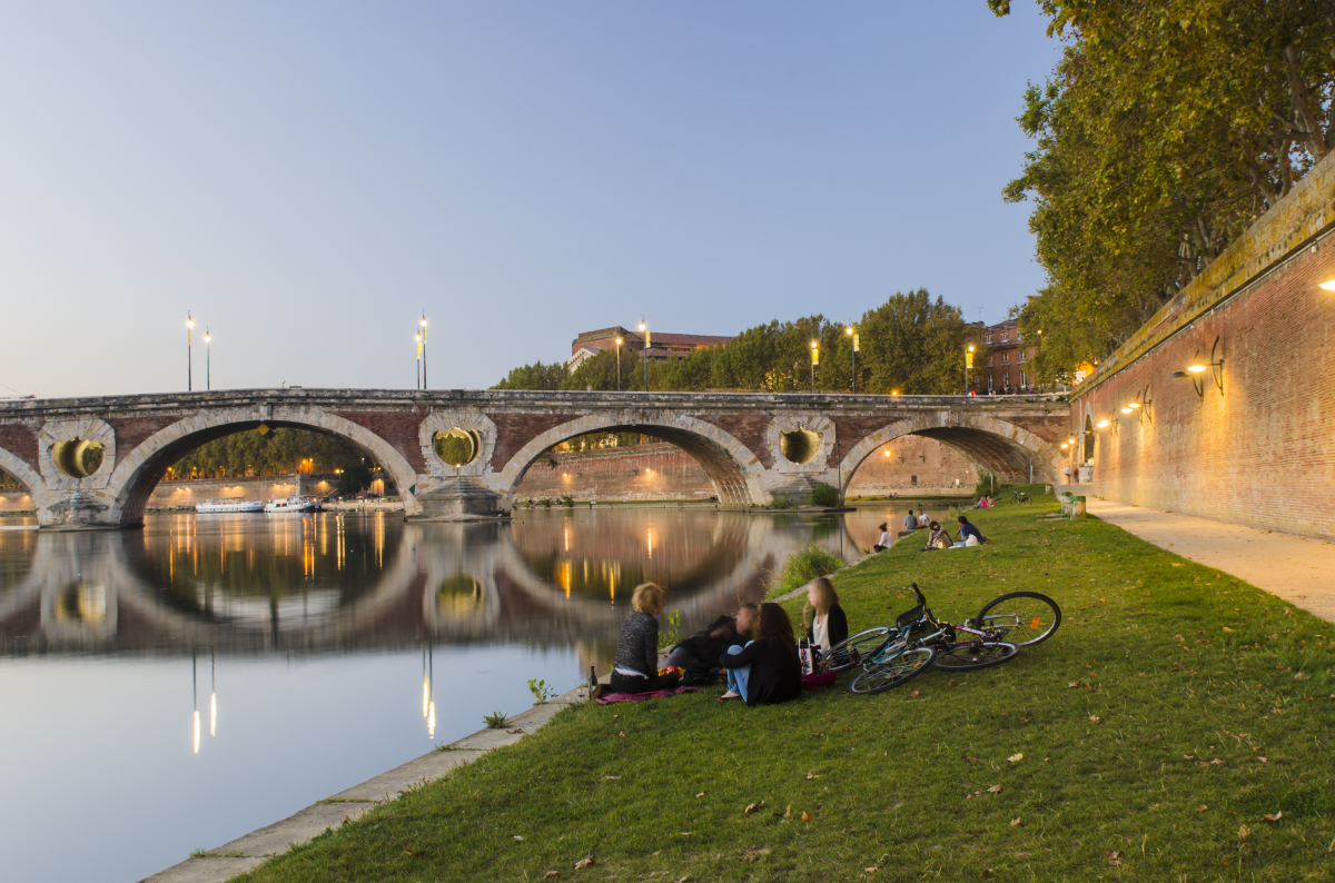 Un groupe de jeunes en train de discuter sur les berges de Garonne à Toulouse