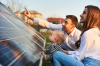 rénovation énergétique Toulouse – une famille près d'un panneau solaire