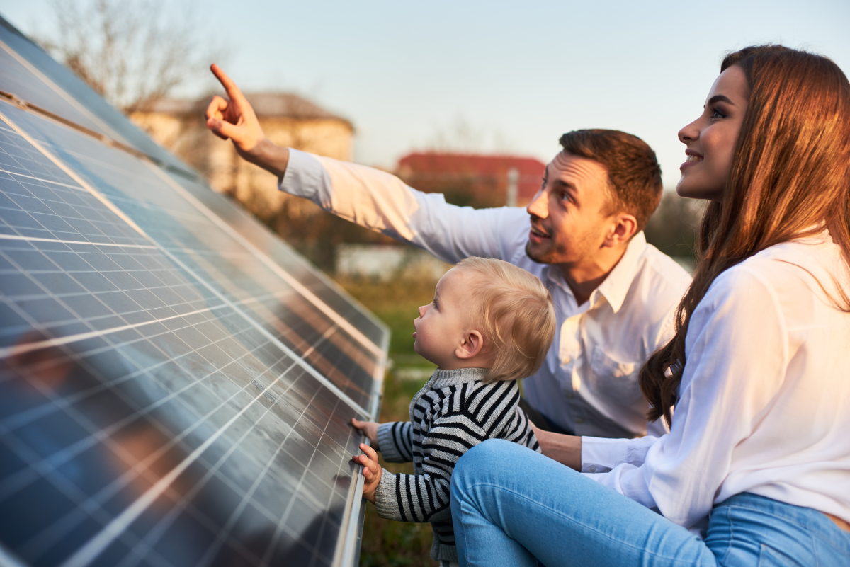 rénovation énergétique Toulouse – une famille près d'un panneau solaire