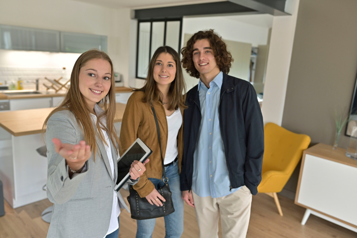 conseil en investissement immobilier Toulouse  – une conseillière en immobilier fait visiter un appartement à un couple