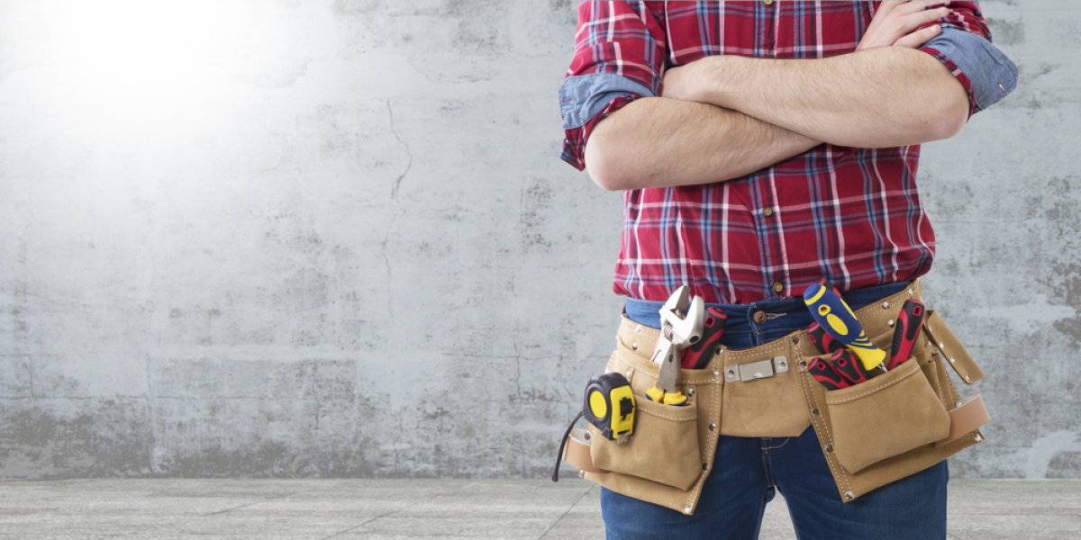 Construction hors site — Un ouvrier de chantier en train de croiser les bras
