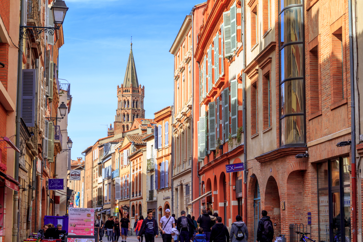 Nombre habitants Toulouse – Des gens marchent dans la rue du Taur à Toulouse