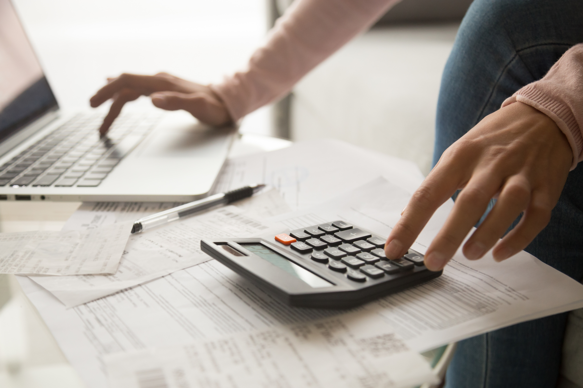 Gros plan sur les mains d'une femme faisant des calculs