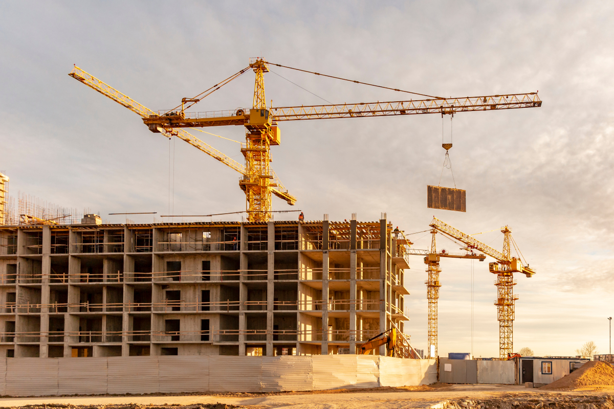 Des grues sur un chantier de construction