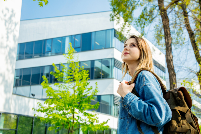 Logement étudiant Toulouse – Une étudiante se trouve devant un campus universitaire
