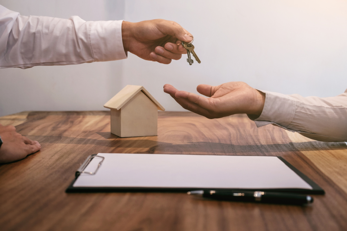 Logement étudiant Toulouse – Remise de clés entre une agence de gestion et un locataire