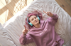 Logement étudiant Toulouse – Jeune fille qui écoute de la musique sur son lit