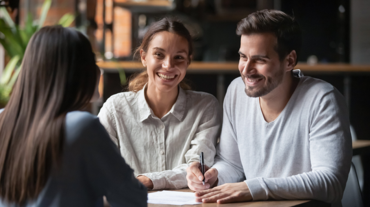 Location appartement neuf Toulouse – jeune couple en rendez-vous avec leur conseillère en immobilier