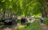 VNF Canal du Midi – Promeneurs le long du Canal du Midi et péniches naviguant