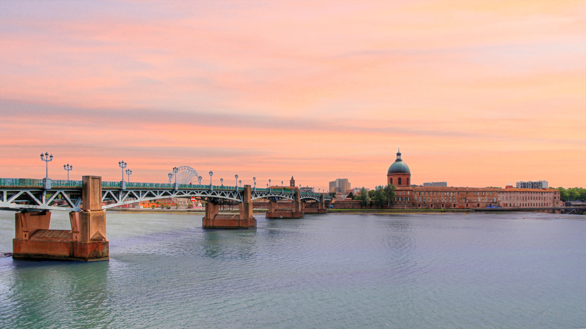 Investissement LMNP Toulouse — Coucher de soleil sur la Garonne et le dôme de La Grave