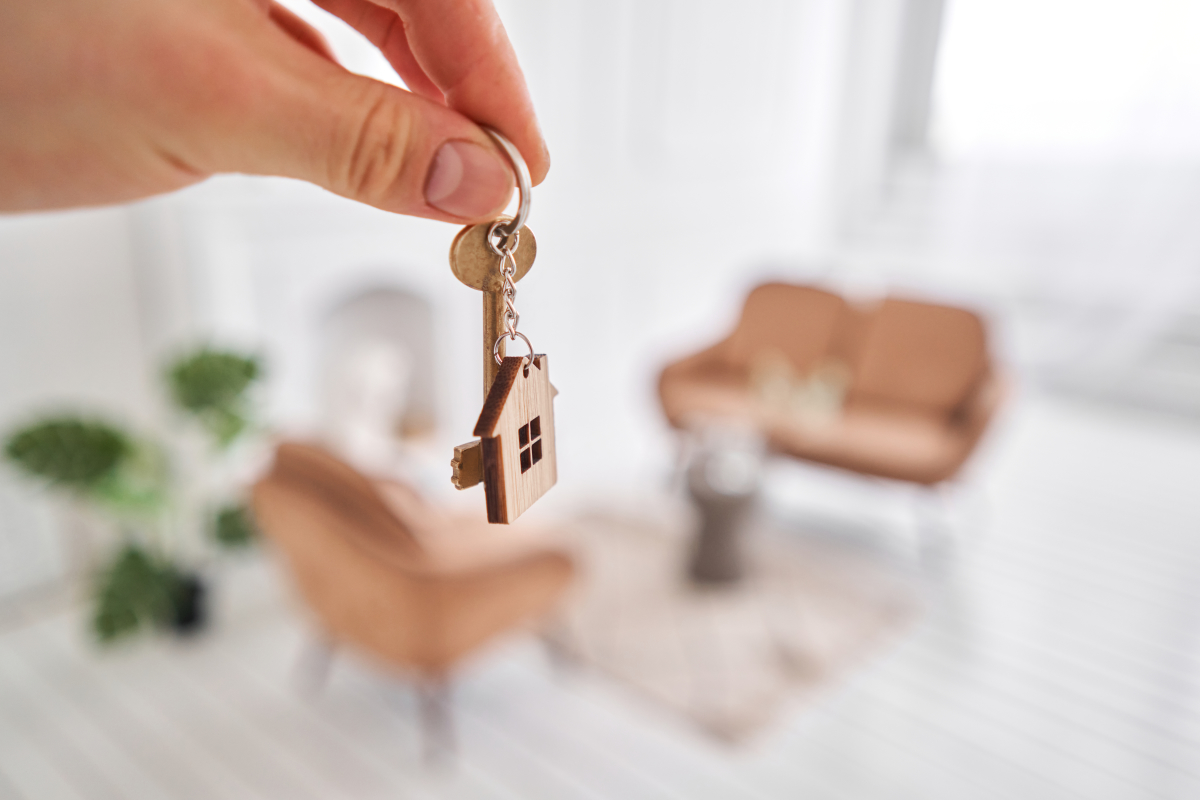 Assurer son logement étudiant - Homme tenant les clés de son nouveau logement