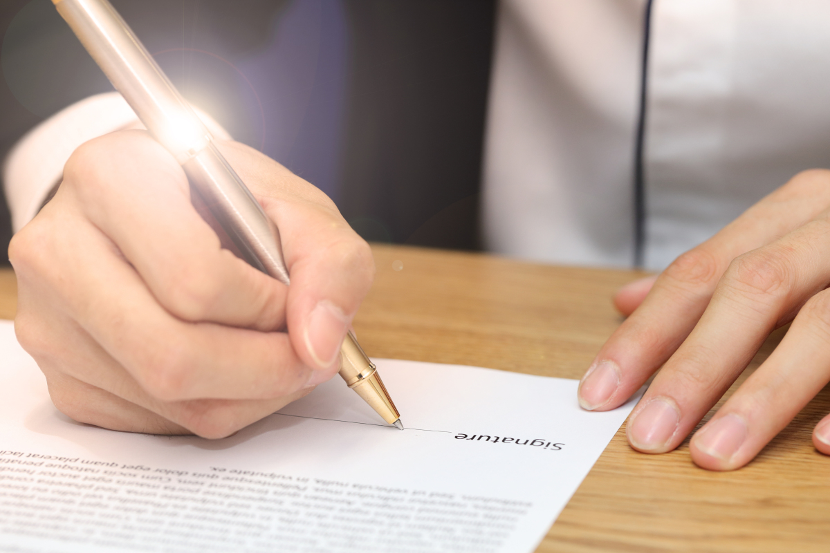 Assurer son logement étudiant -Homme signant un contrat