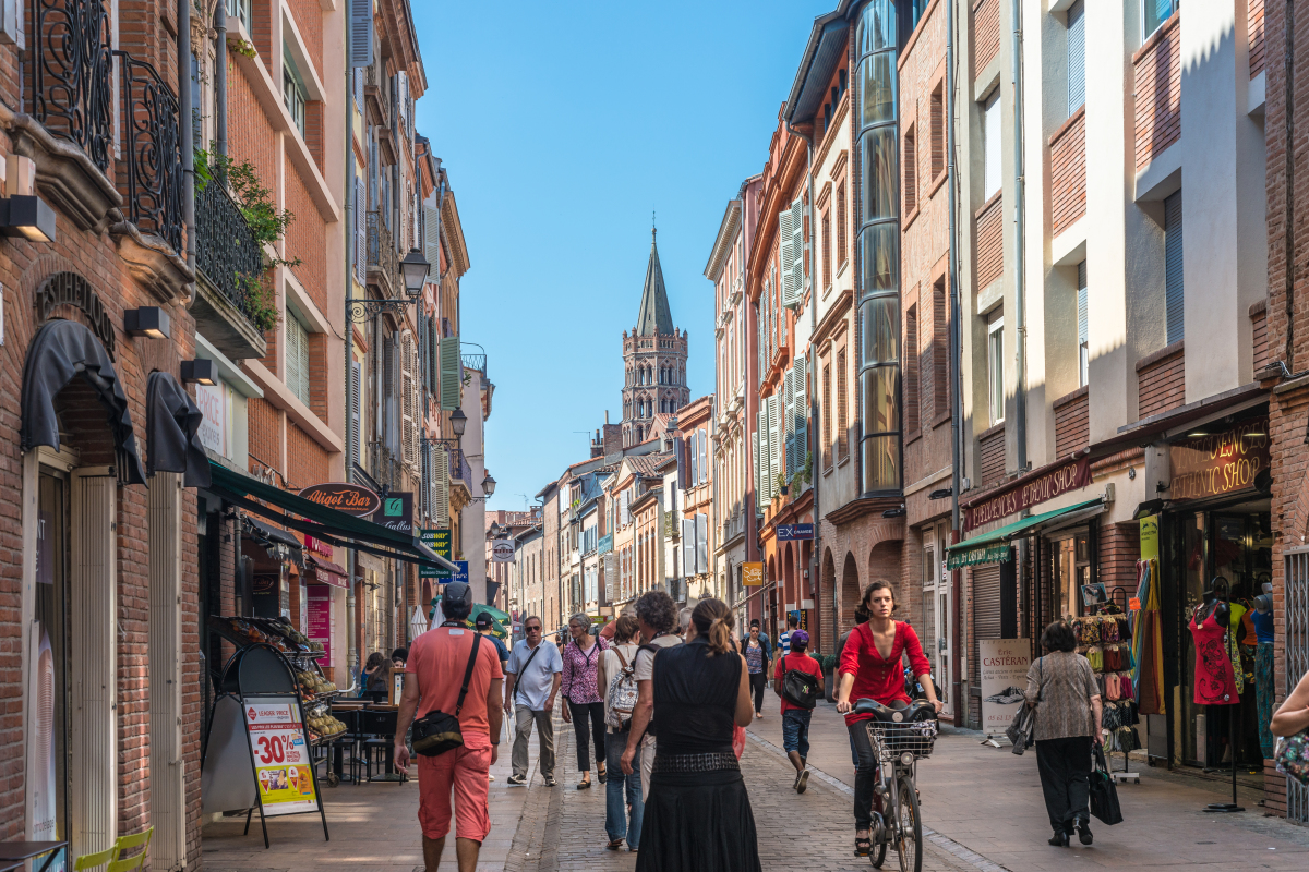 Métropolis Empalot - Des gens se promènent dans la Rue du Taur à Toulouse