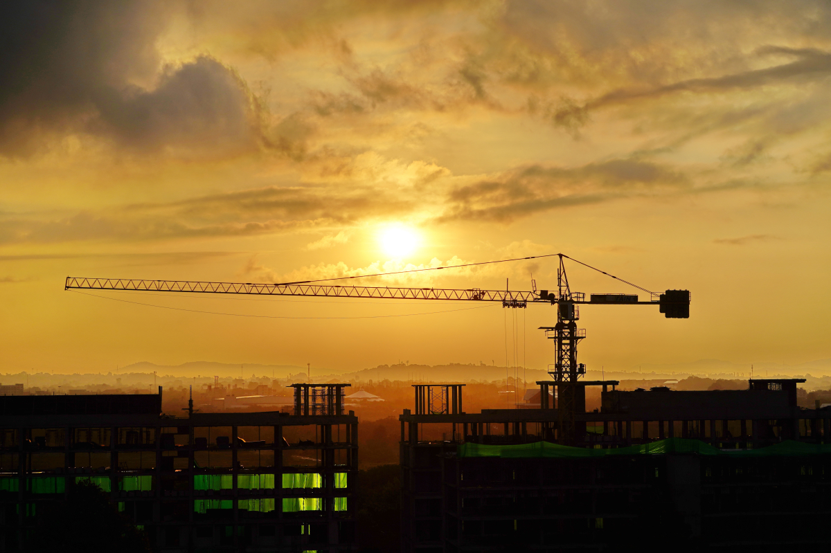 Build to Rent – une grue de construction face au soleil couchant