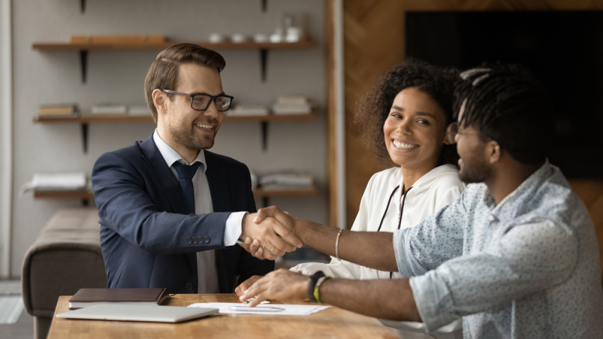 loi Censi-Bouvard Toulouse – un couple sert la main du courtier en immobilier neuf qui guide leur achat