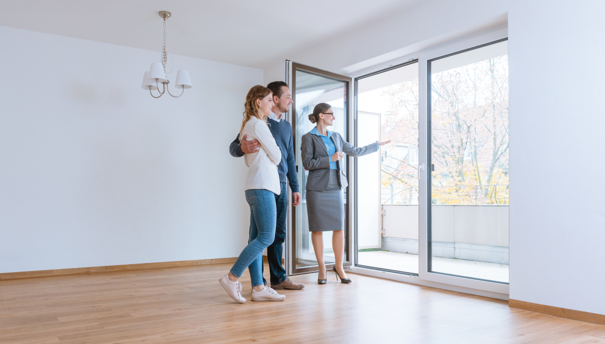 loi super Pinel Toulouse - couple visitant un logement dans une résidence neuve