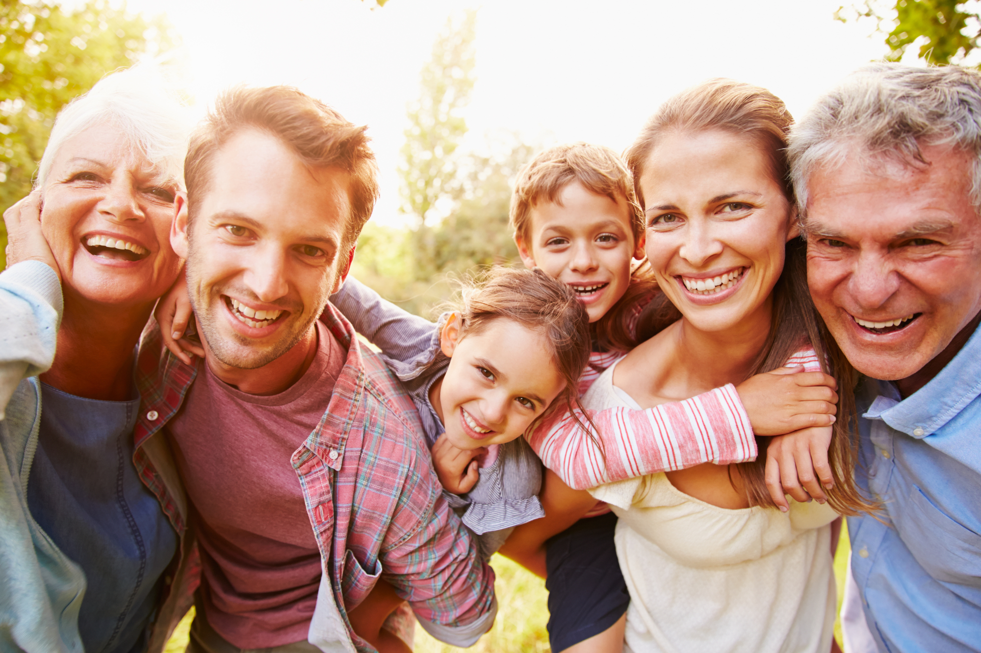 Famille heureuse en plein air
