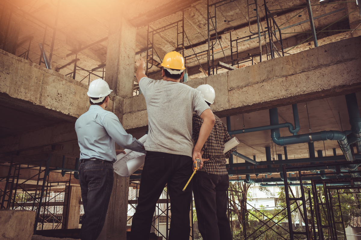 Pinel plus - 3 professionnels de l’immobilier en train de discuter sur un chantier