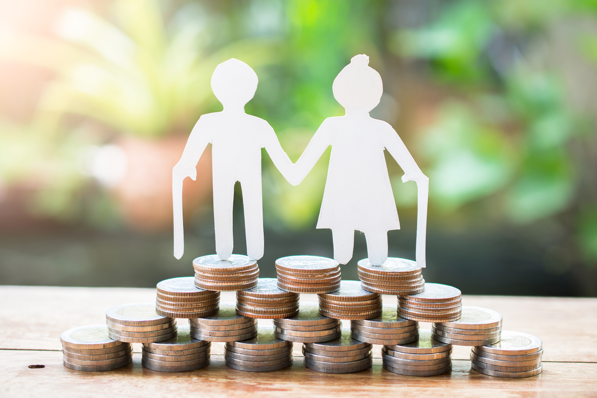 loi Pinel plus - couple de retraités debout sur une pile de pièces de monnaie